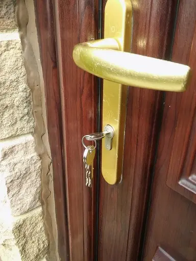 Replacement door handles, Door locks, Anti- snap door locks supplied and fitted. We cover all West Yorkshire.